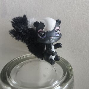 2/$20 Littlest Pet Shop Skunk Purple Eyed 2007 #64